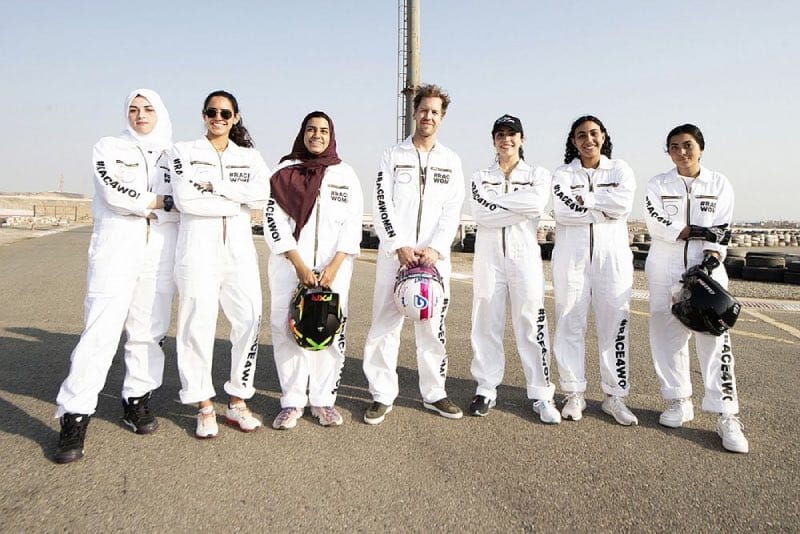 Sebastian Vettel met vrouwelijke racers 