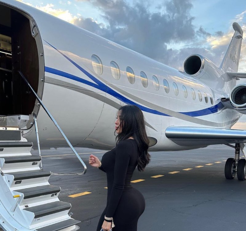 Thalia in privé jet