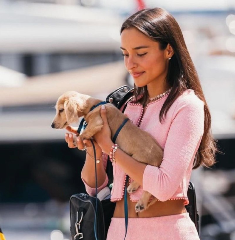 Alexandra met puppy 
