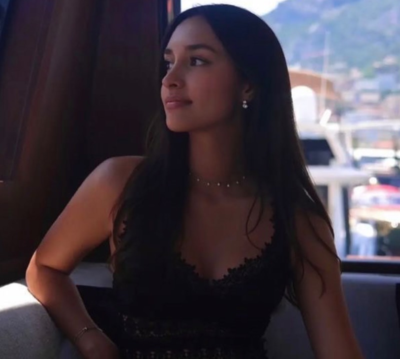 Alexandra in zwarte jurk