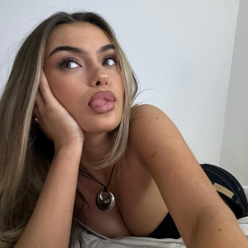 Emily op bed