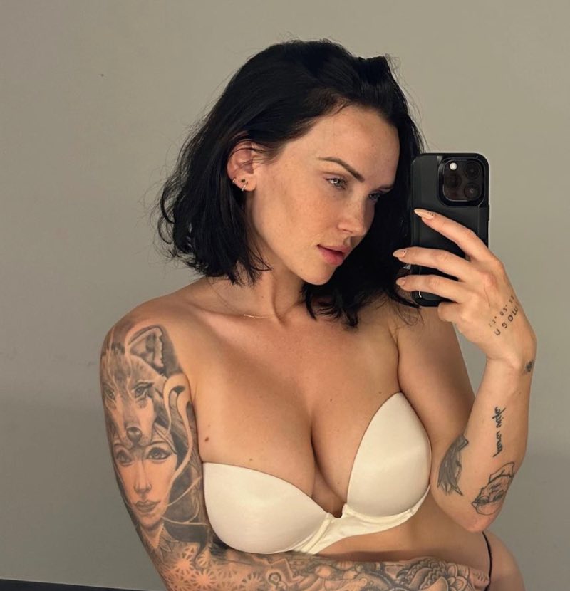 Kayla in wit 