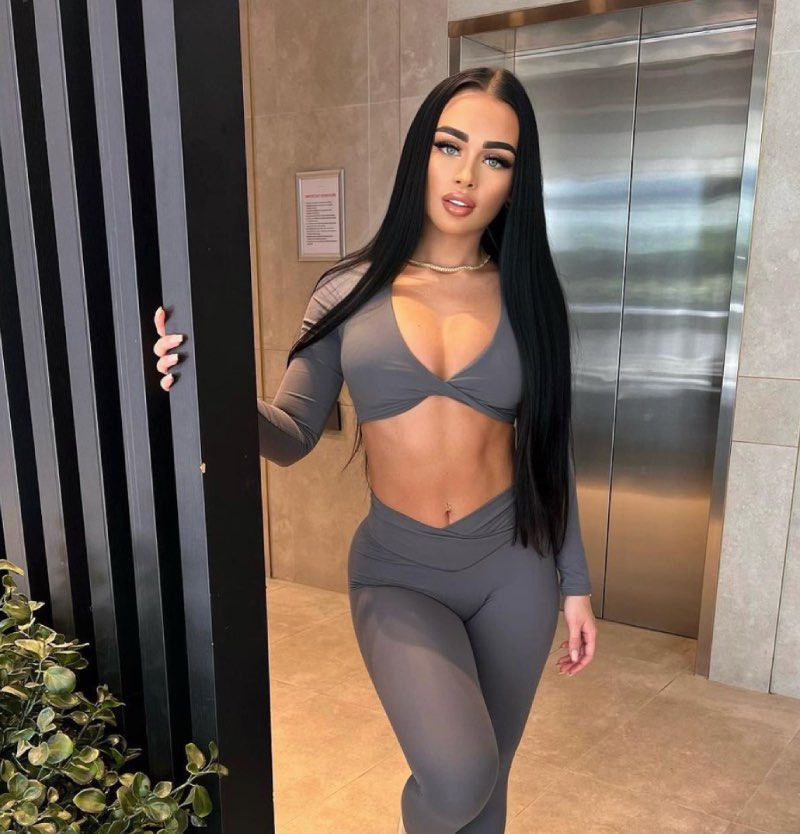 Tiffany in grijze sport outfit 