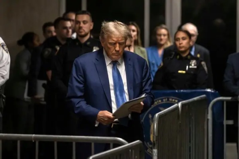 Trump buiten rechtbank