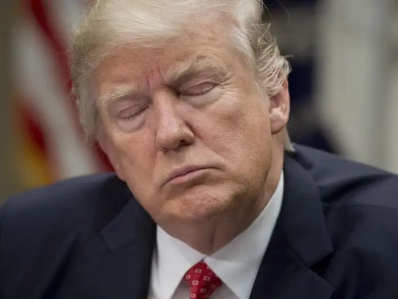 Trump ogen dicht 
