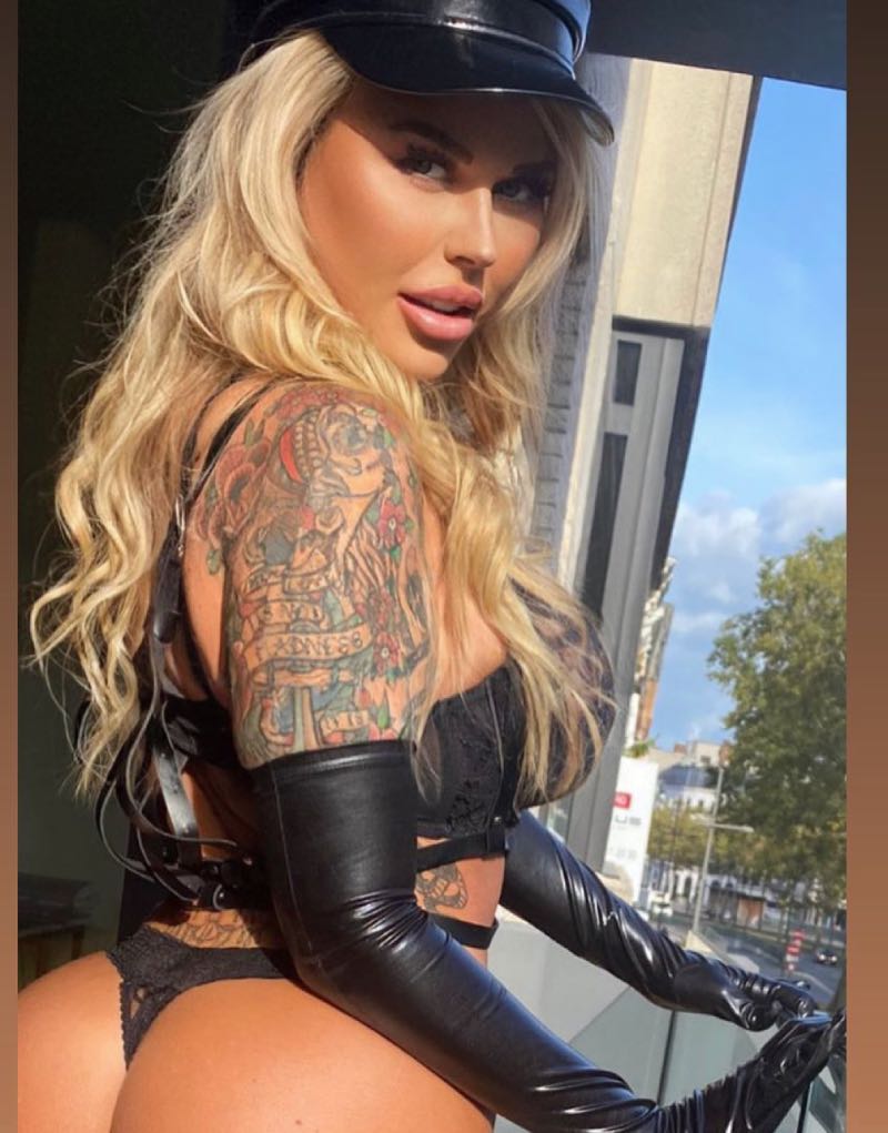 Yana in zwart