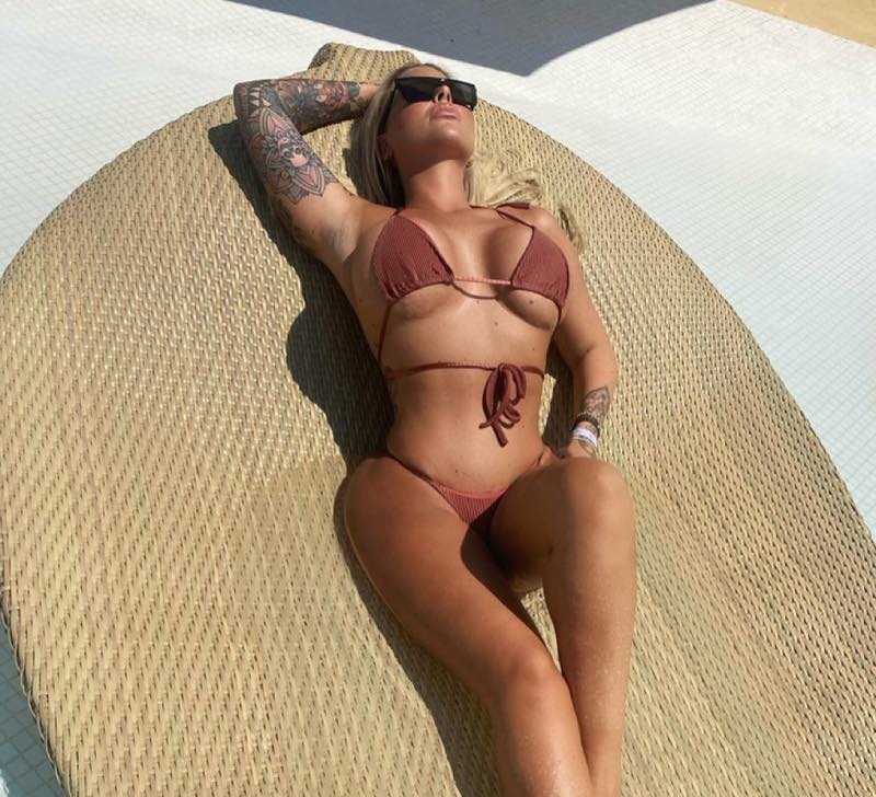 Yana tijdens het zonnen