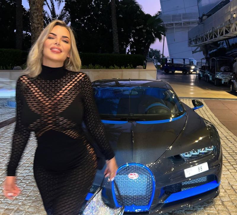 Chloe naast dure auto