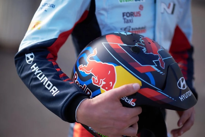 Helm met Hyundai in hand van racer