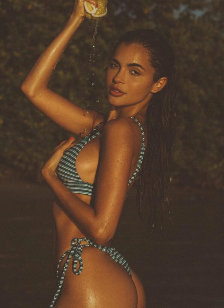 Leidy in bikini 