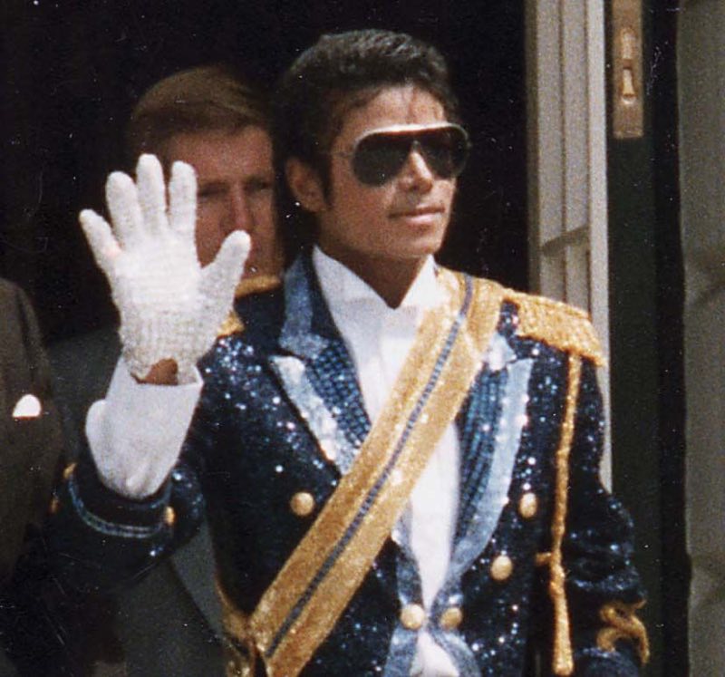 Michael Jackson in glitterende jas