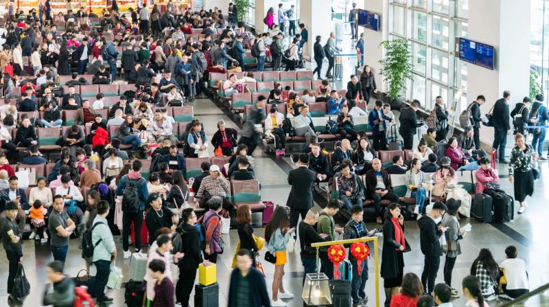 Mensen in luchthaven Nederlanders