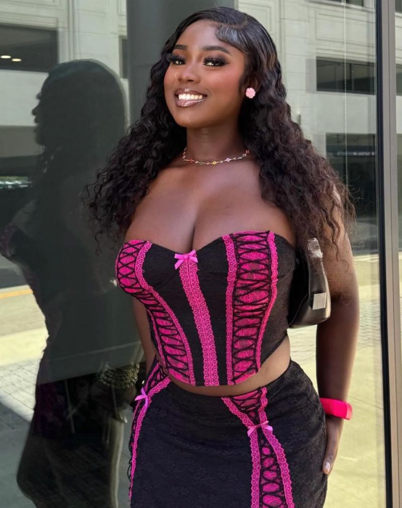 Sexy ebony dame met sexy outfit