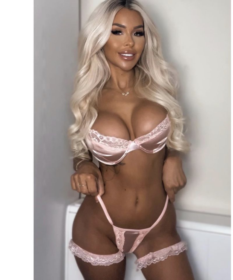 Amber in roze hete lingerie