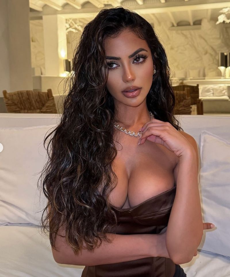 Aneeqa in zwart