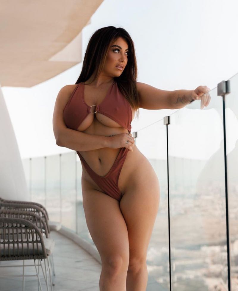 Babe in rode badpak