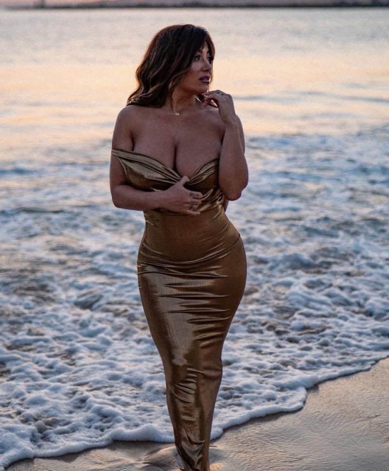 Fiona in strakke jurk op strand