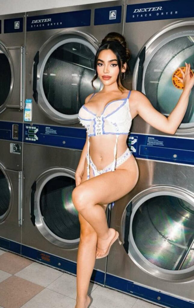 Babe naast wasmachines