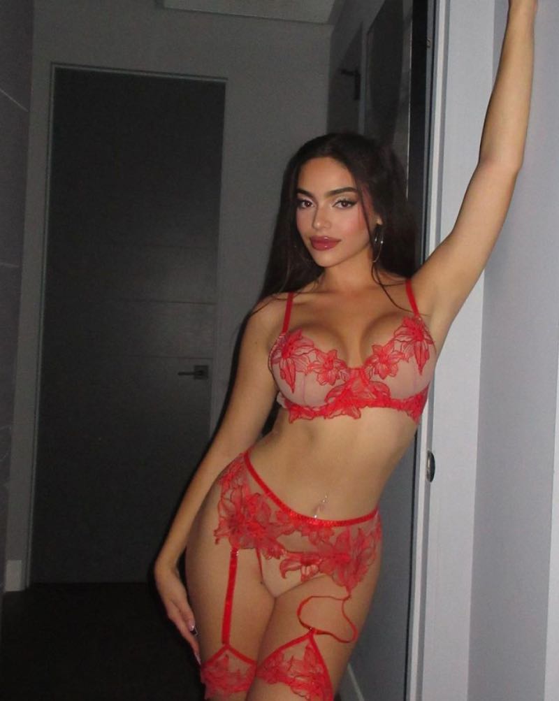 Jacqueline in rode lingerie