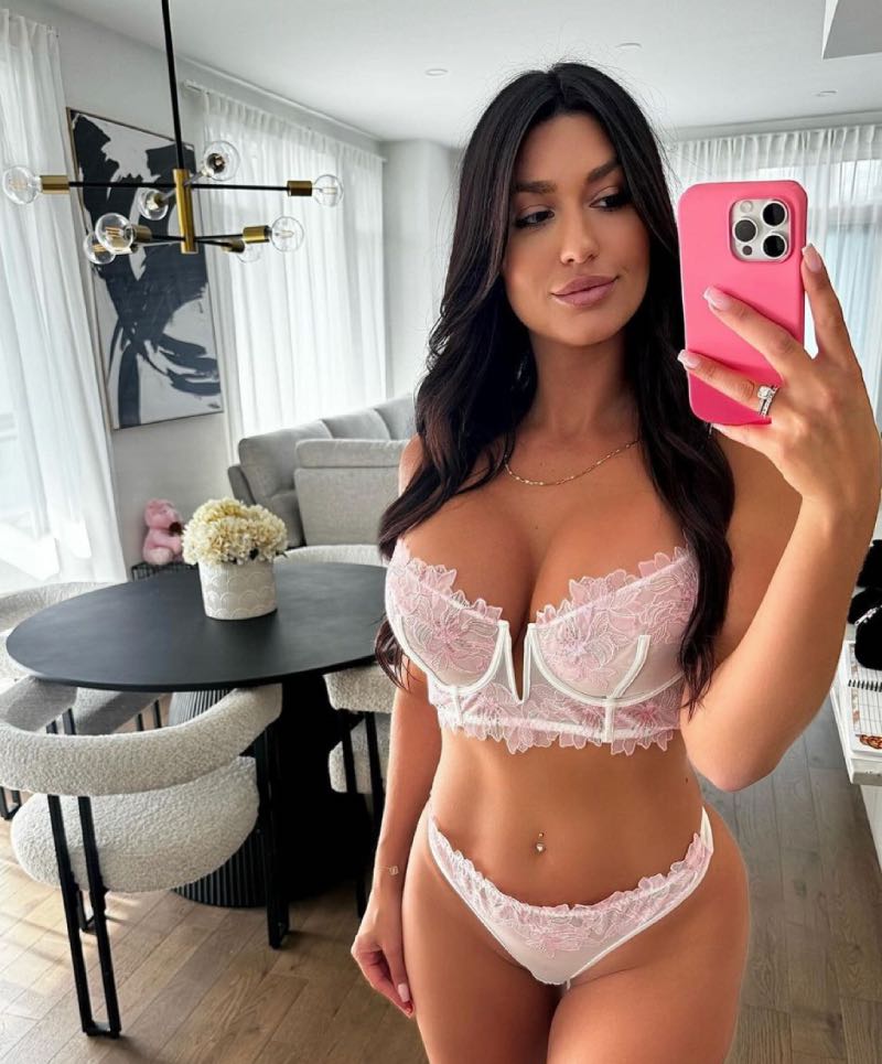 Katryne in witte lingerie