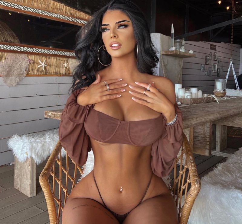 Nicole in bruine outfit