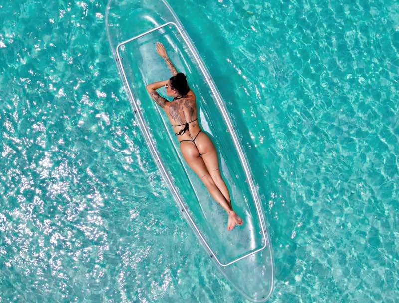 Sammi op surfboard