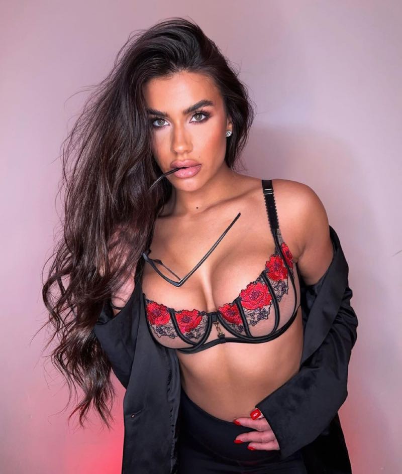 Babe in sexy bh