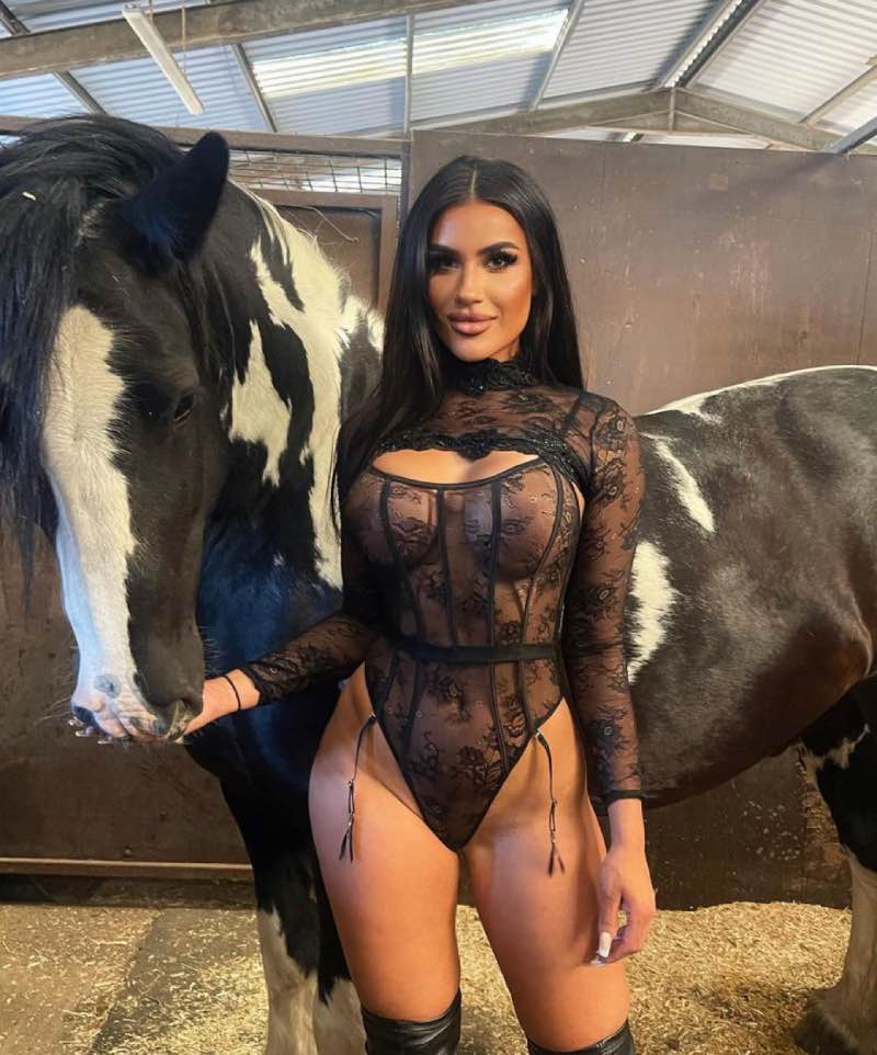 Scarlet met paard