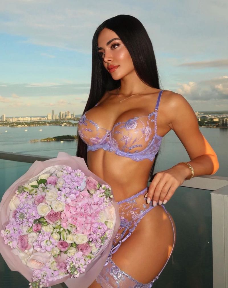 Sephora in paarse lingerie sexy