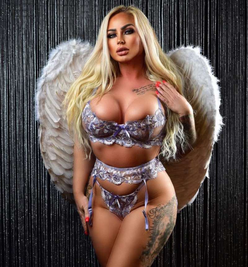 Vrouw in lingerie en engelen pak