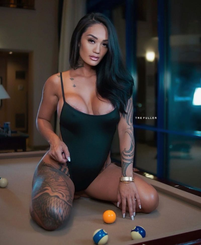 Sexy babe op pool tafel