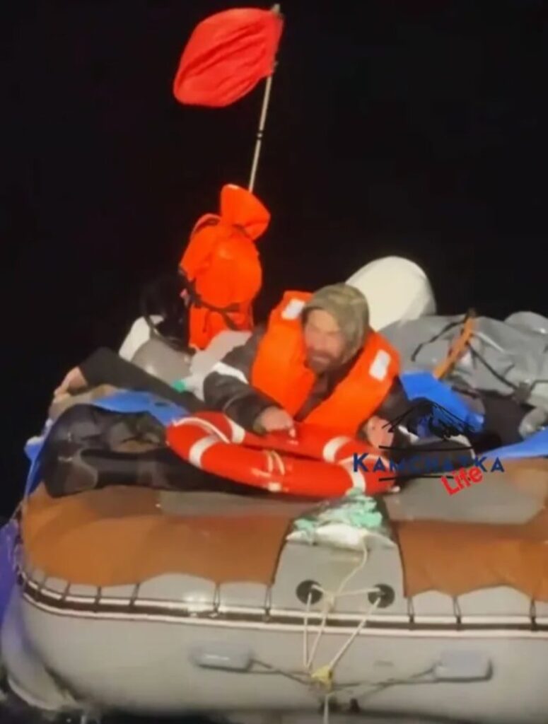 Russische man opblaasboot