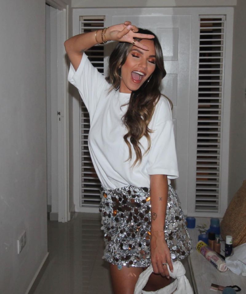 Monica in witte top