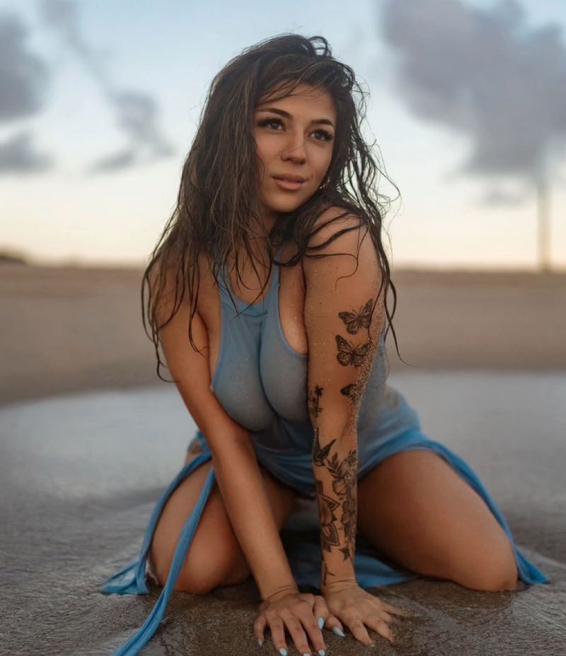 De knappe Ryalie op strand