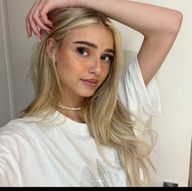 Blonde babe in wit topje