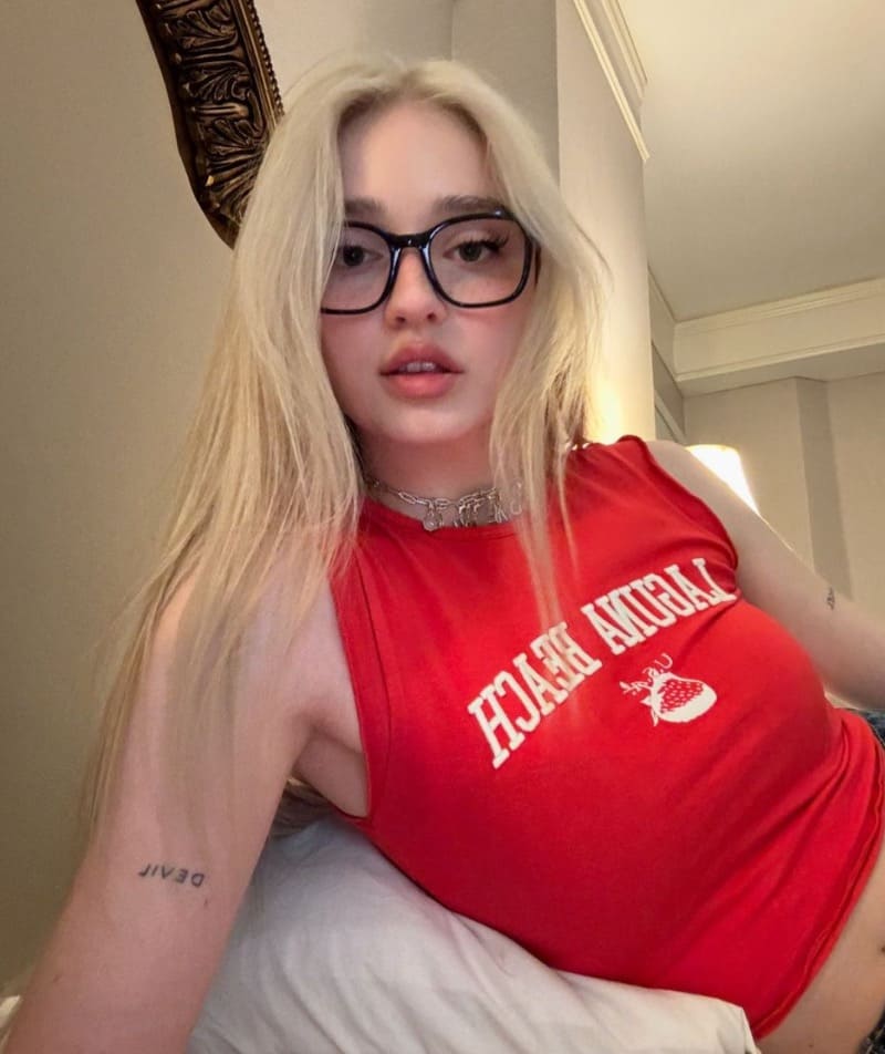 Honeypuu in sexy rood topje