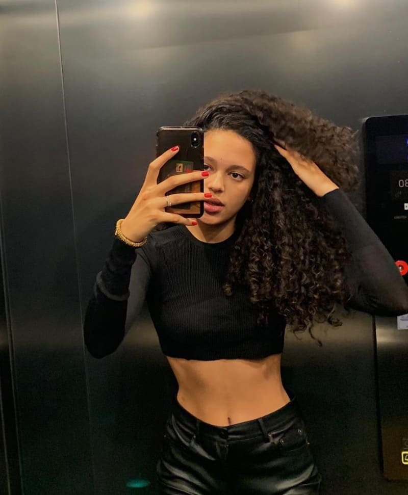 Babe in lift