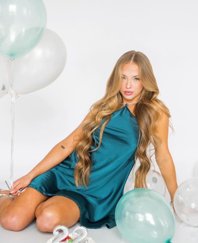Julie in blauwe jurk