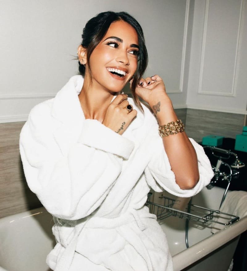 Babe in witte badjas