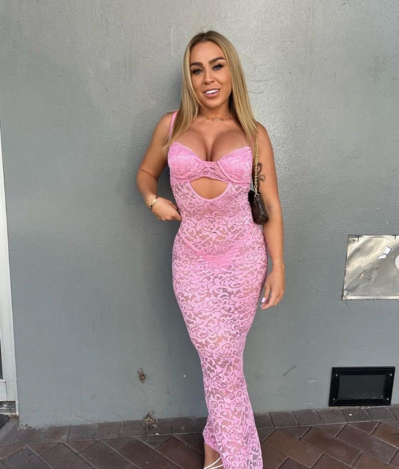 Emily in roze jurk