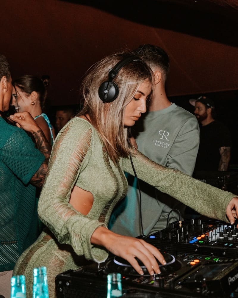 Lucy als DJ