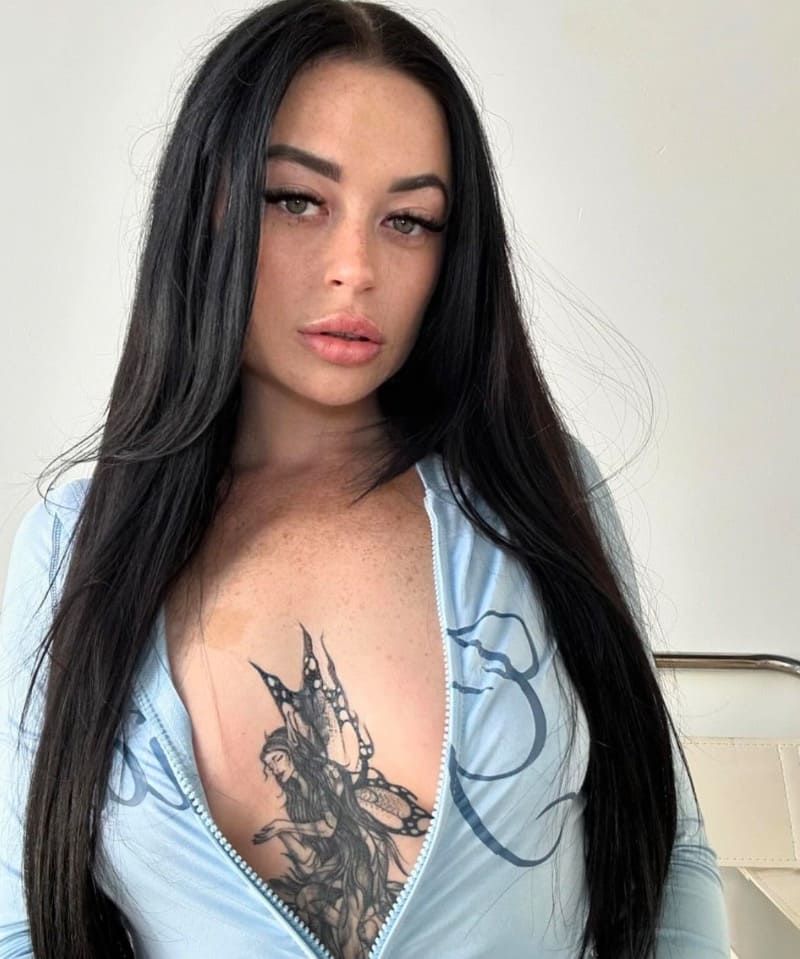 Sexy babe in blauw