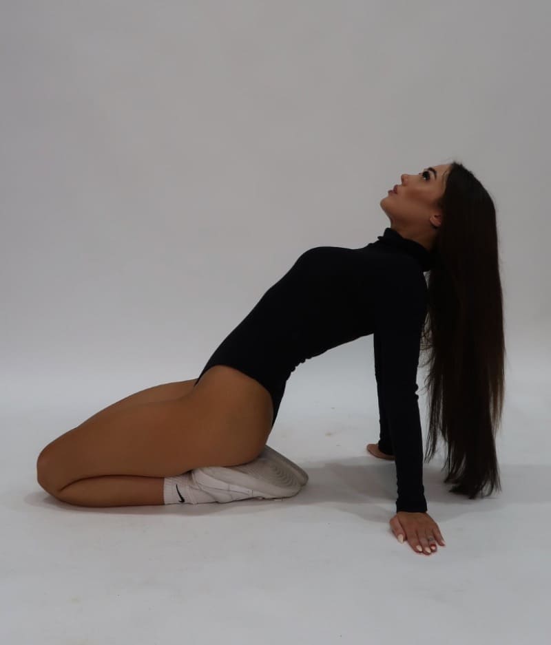 Babe in zwarte outfit