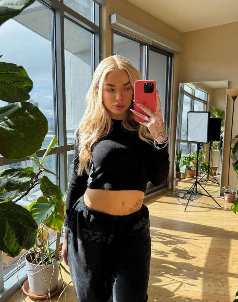 Babe in zwarte outfit