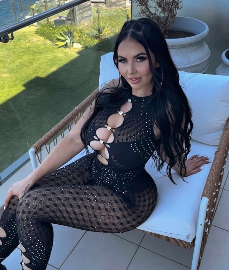 Sharni in sexy outfit