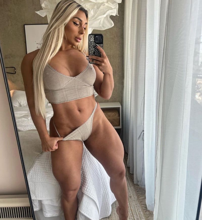 Fitness babe kiera dikke tieten
