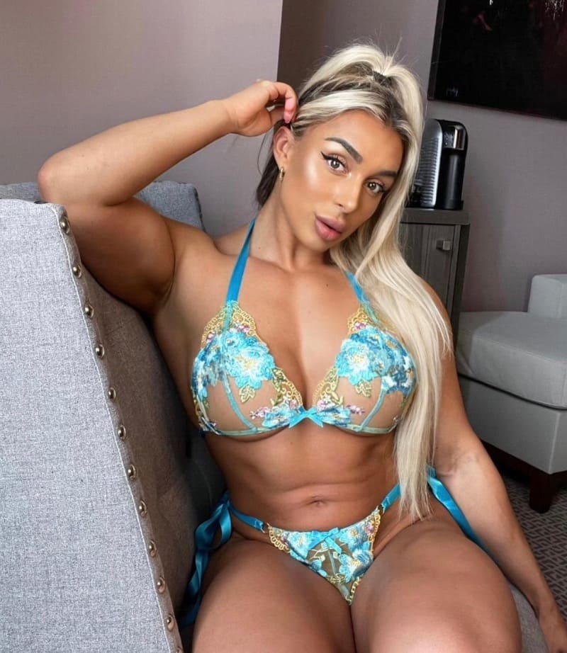 Babe in blauwe lingerie