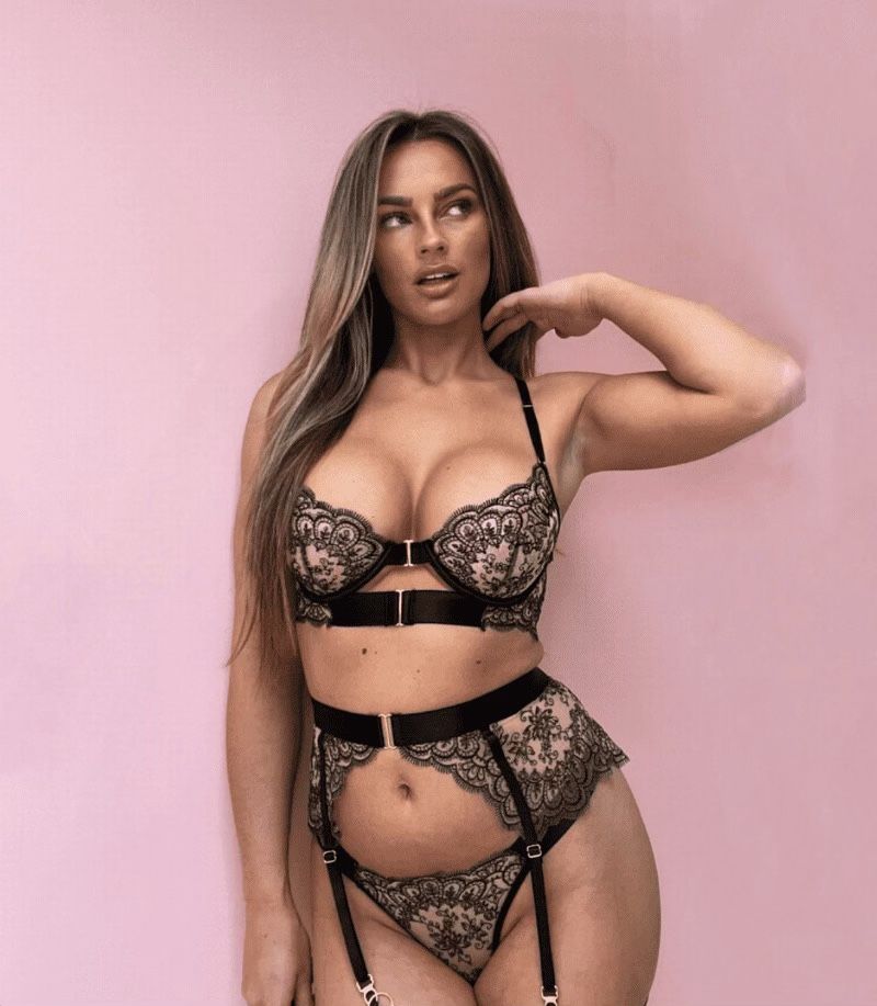 Babe in sexy zwarte lingerie