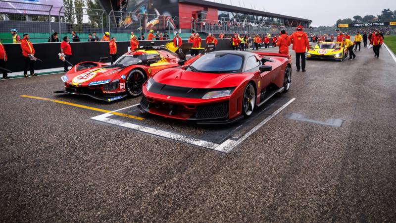 Ferrari F80 op racetrack