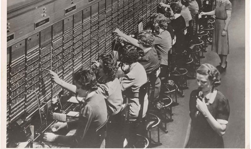Mensen die telefoonlijnen beheren